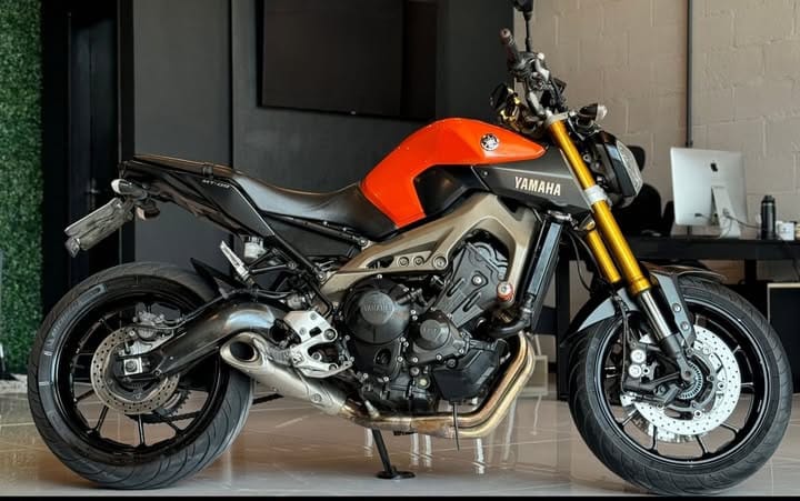 YAMAHA – MT 09 2014 Laranja